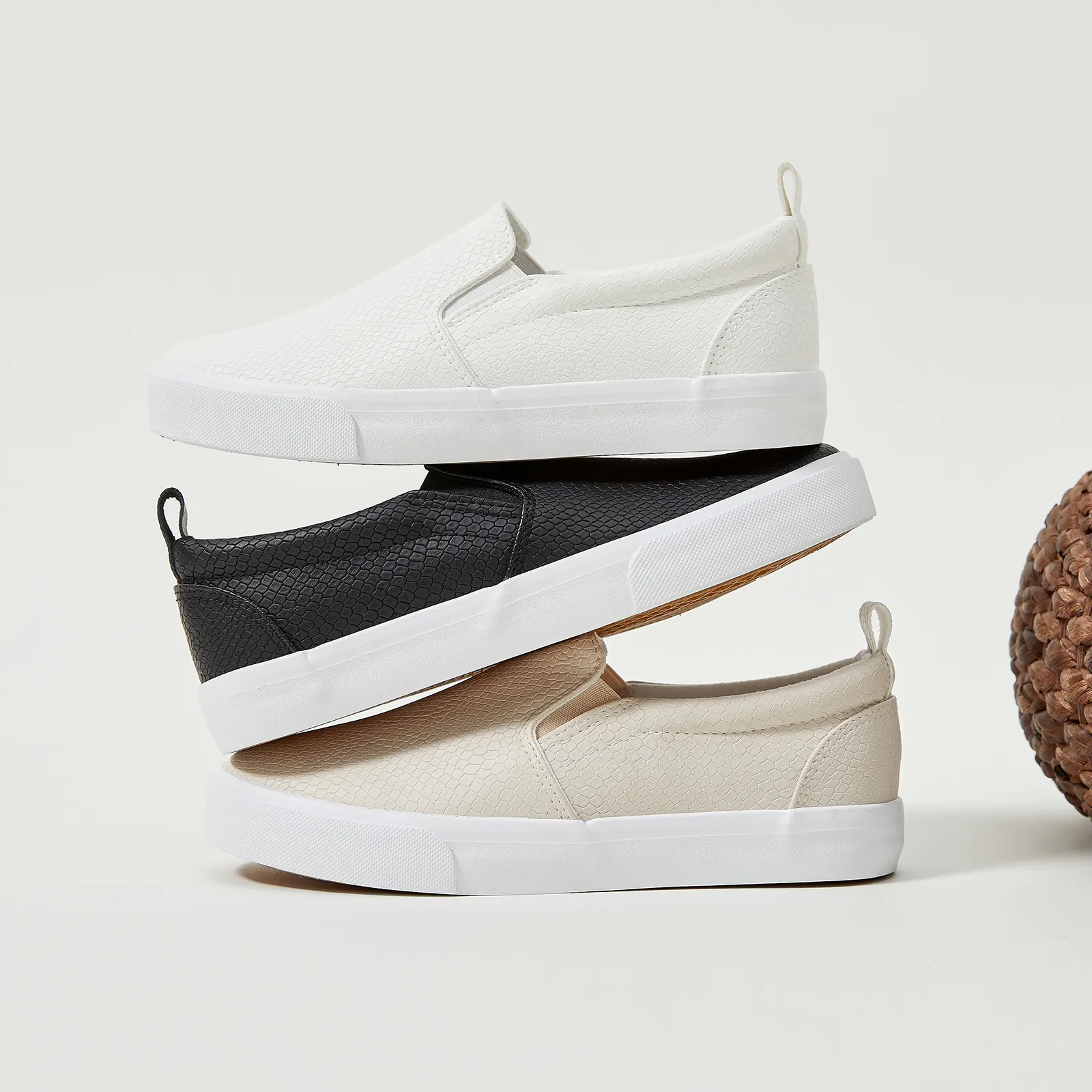 2025 New Style Hotselling Custom Canvas Shoes For Men Spring Slip On White Canvas Vulcanized Shoes